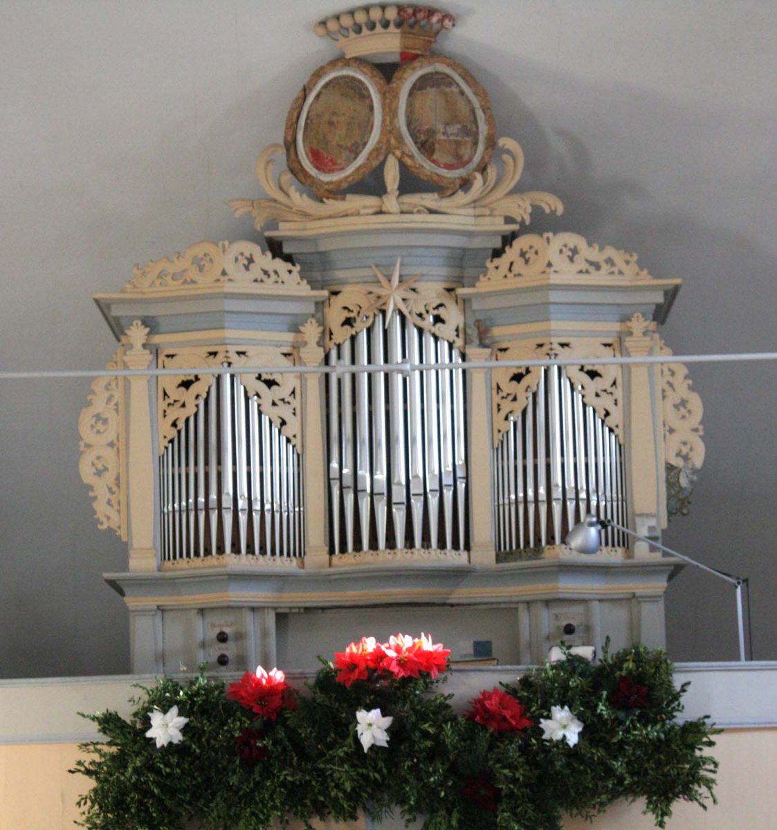 Friderici-Orgel Weißig nach der Restaurierung mit Erntedankschmuck